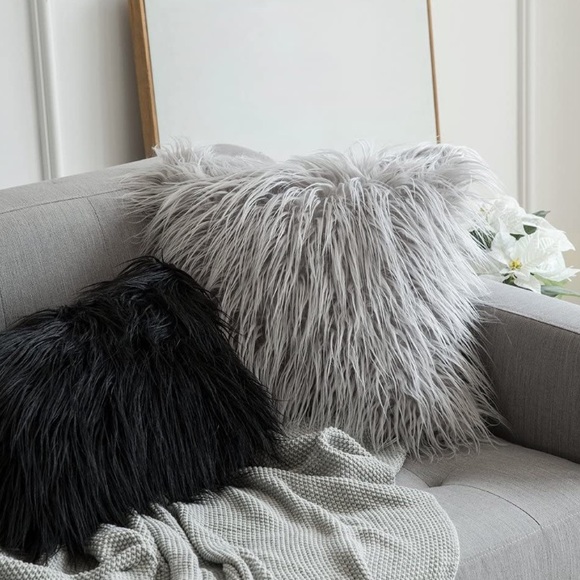 Pack of 2 Faux Fur Throw Pillows Covers 20” x 20” - Picture 4 of 9